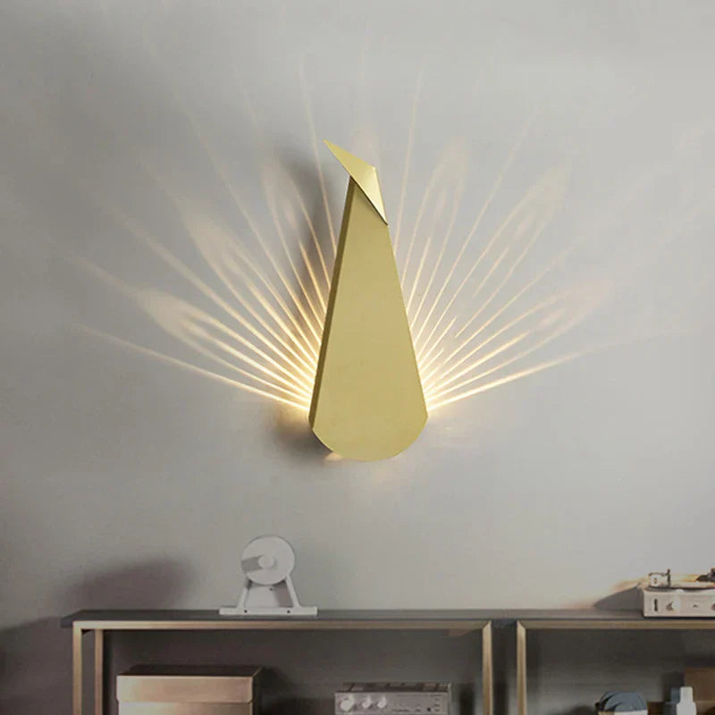 PavoGlow | Elegante LED-Wandleuchte im Pfau-Design