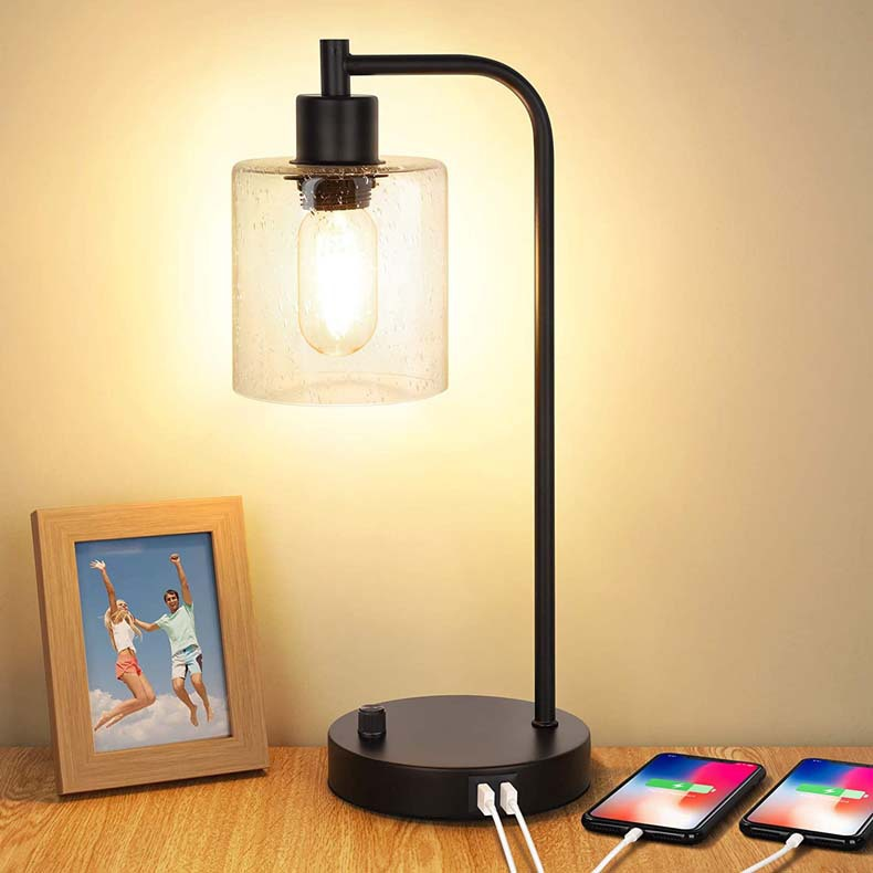 UrbanForge | Industrielle Tischleuchte mit USB-Anschluss