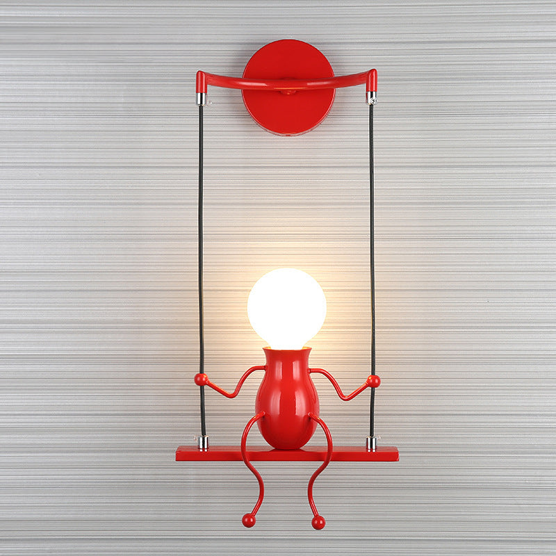 SwingMuse | Wandleuchte mit schaukelnder Figur
