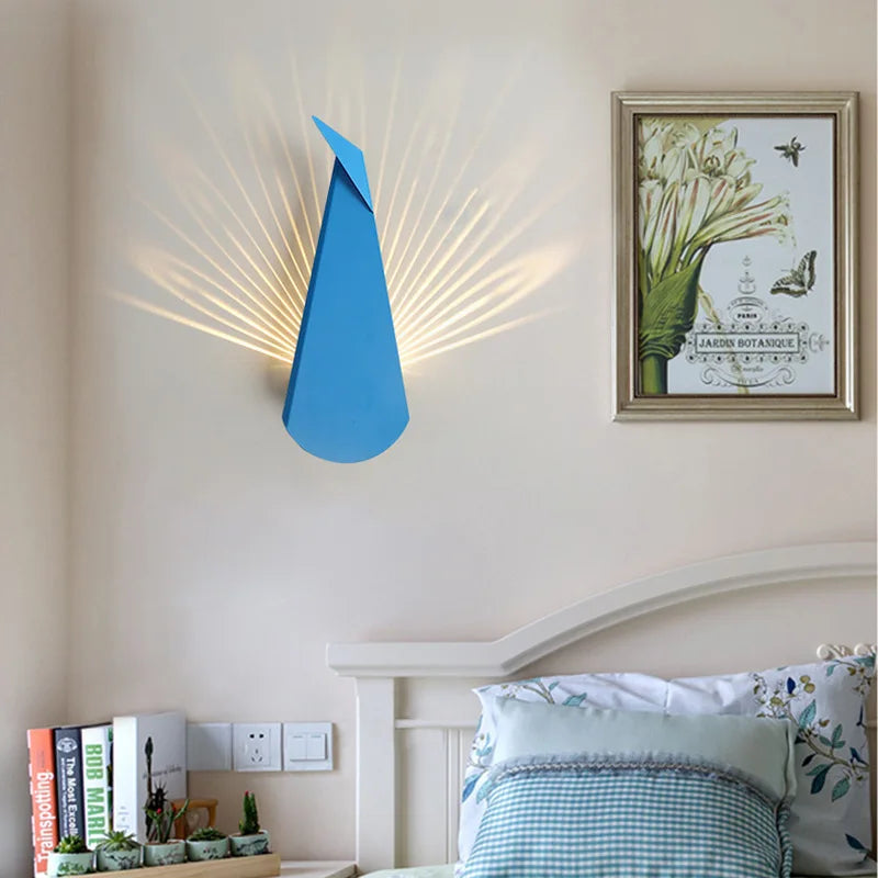 PavoGlow | Elegante LED-Wandleuchte im Pfau-Design