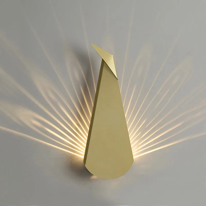 PavoGlow | Elegante LED-Wandleuchte im Pfau-Design