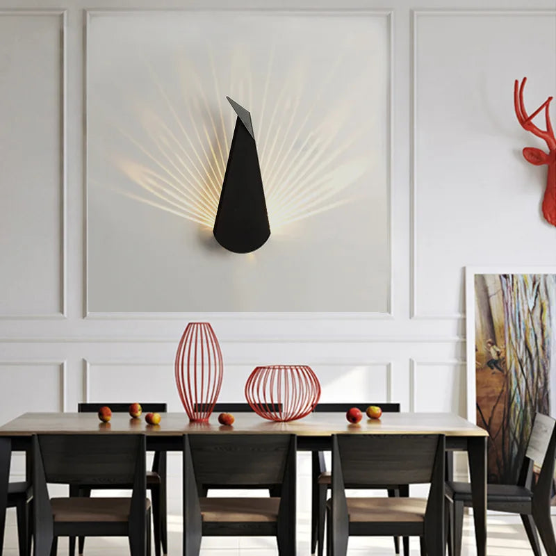 PavoGlow | Elegante LED-Wandleuchte im Pfau-Design
